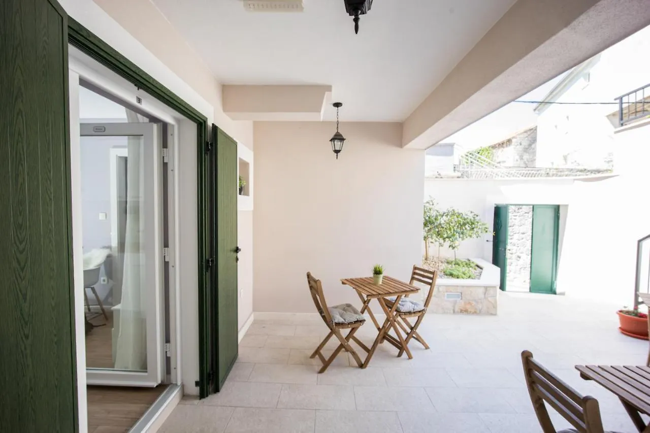 Zlatin Dvor - Apartments For 3, Terrace, Trogir Center, Beach At 5-Min, Bike Friendly