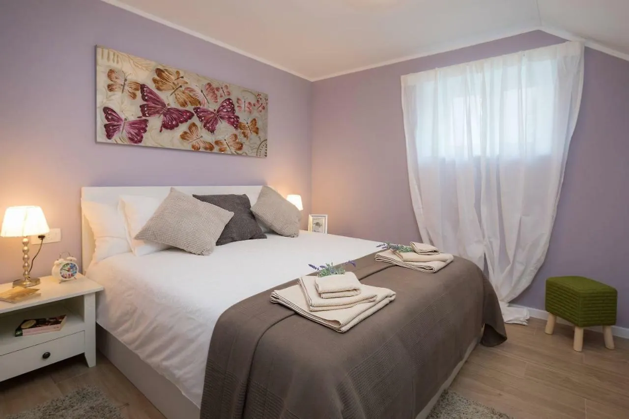 Zlatin Dvor - Apartments For 3, Terrace, Trogir Center, Beach At 5-Min, Bike Friendly Croatia